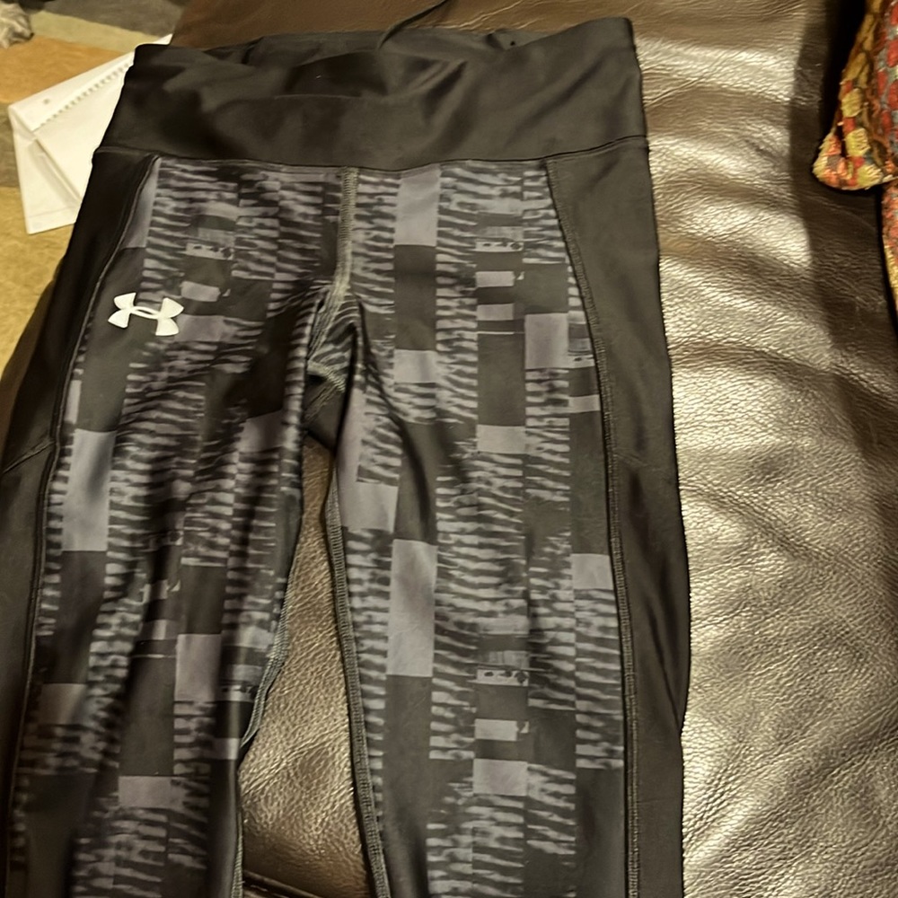 Under Armour, size Small, crop, black and gray